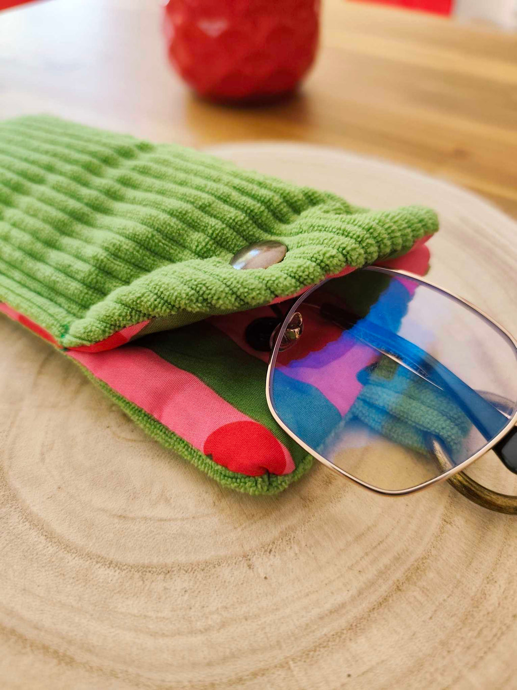 Des Mots dans du velours Pochette et protege livre artisanat France velours oekotex etui lunettes vert cerise