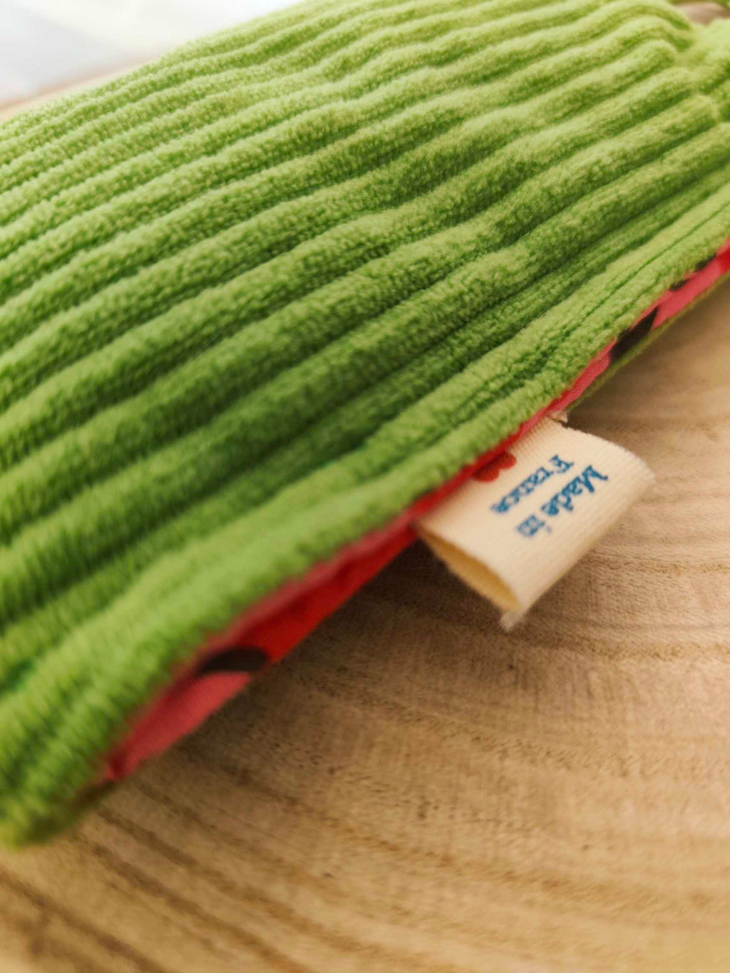 Des Mots dans du velours Pochette et protege livre artisanat France velours oekotex etui lunettes vert cerise