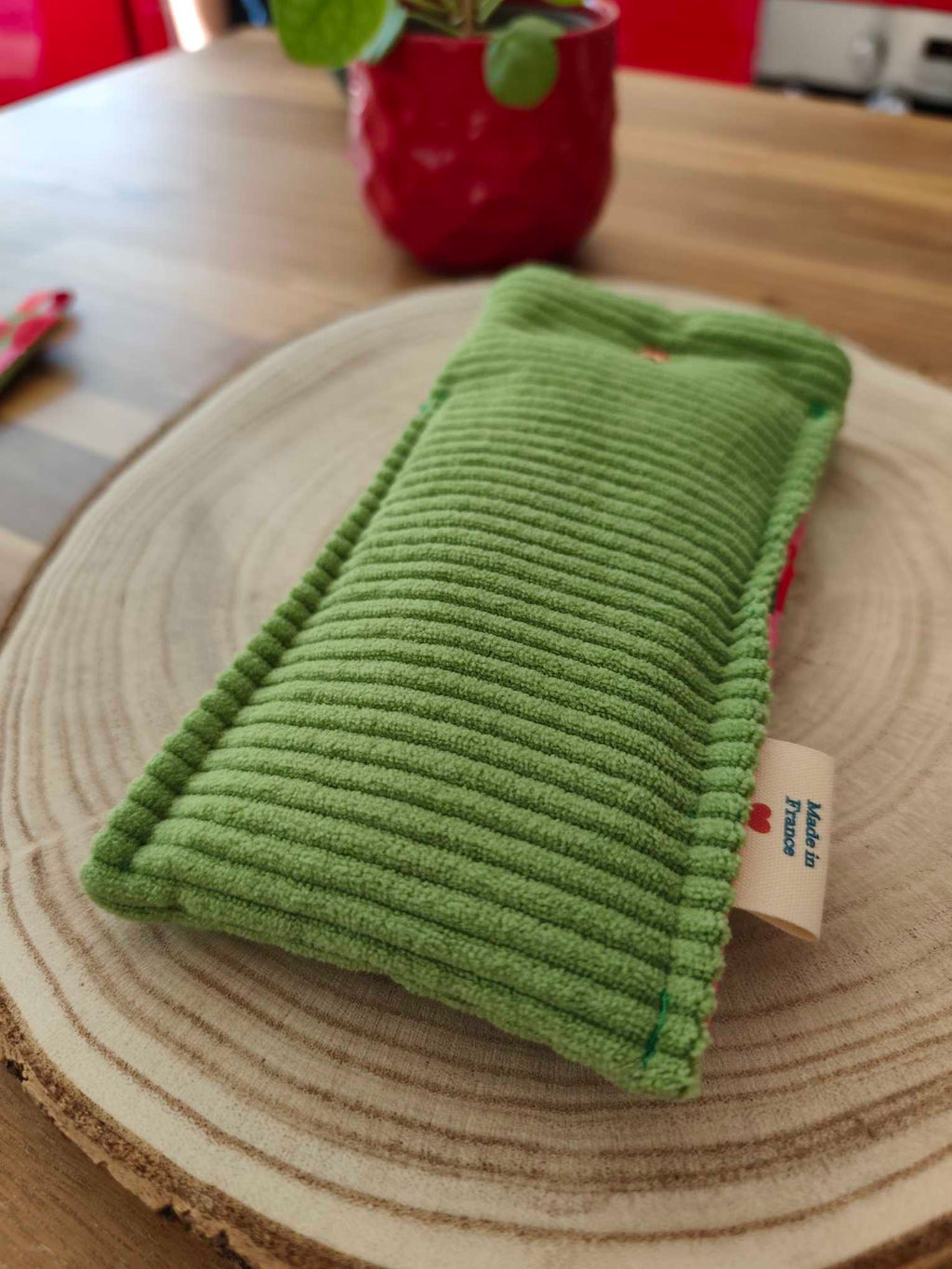 Des Mots dans du velours Pochette et protege livre artisanat France velours oekotex etui lunettes vert cerise