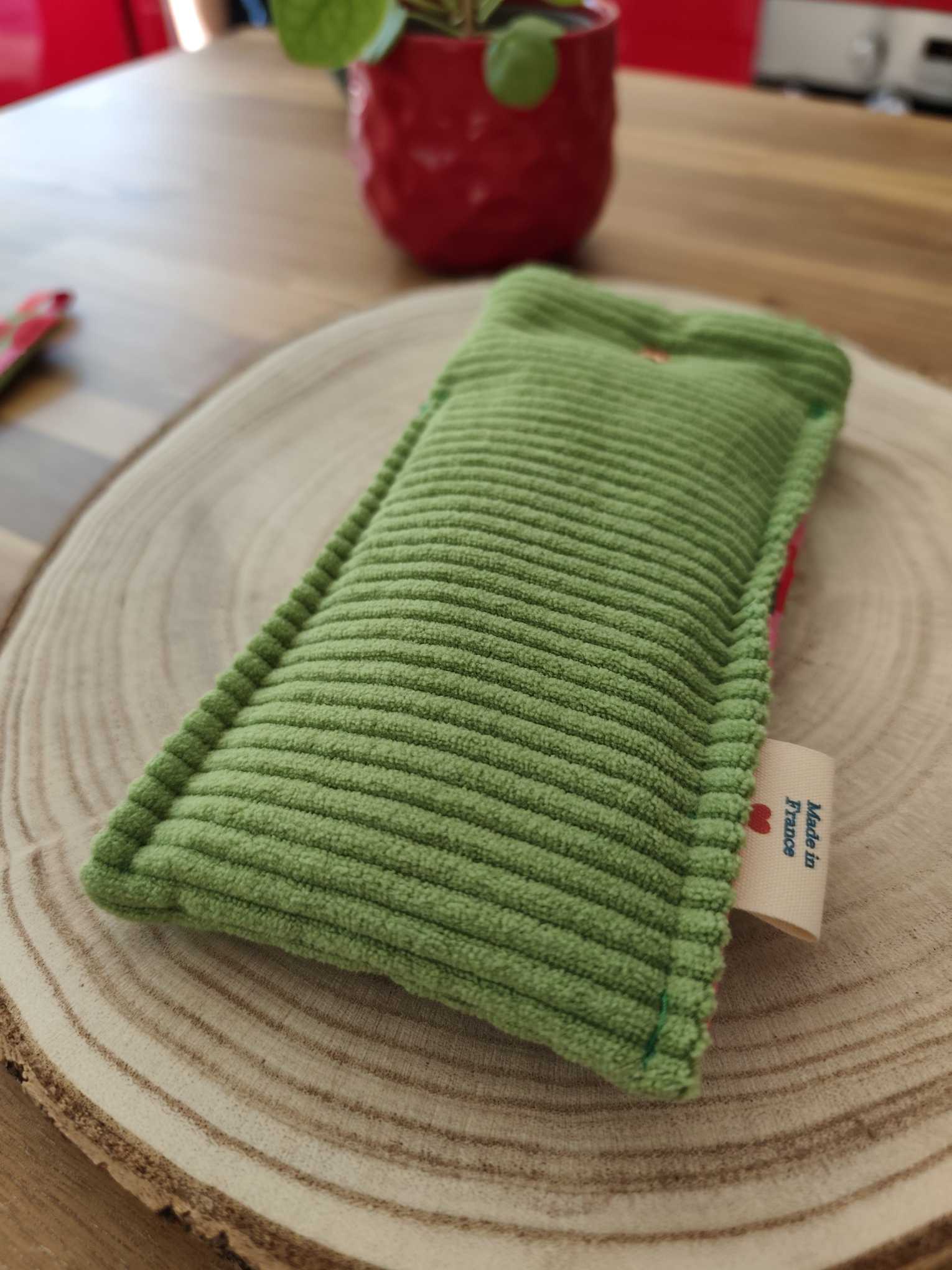 Des Mots dans du velours Pochette et protege livre artisanat France velours oekotex etui lunettes vert cerise