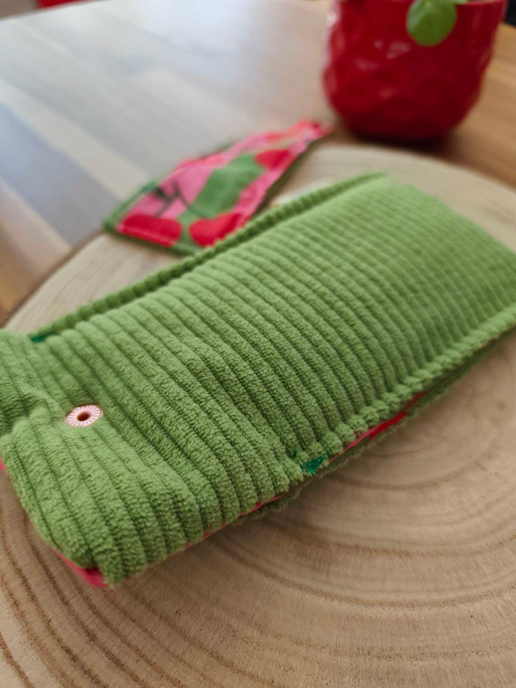 Des Mots dans du velours Pochette et protege livre artisanat France velours oekotex etui lunettes vert cerise