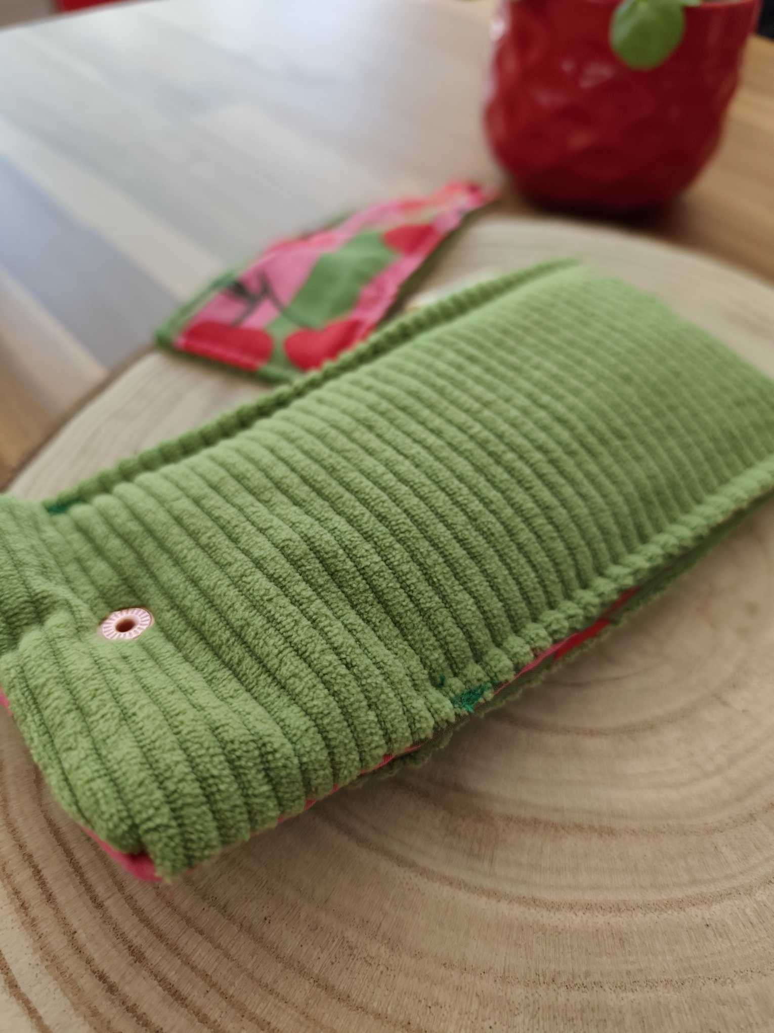 Des Mots dans du velours Pochette et protege livre artisanat France velours oekotex etui lunettes vert cerise
