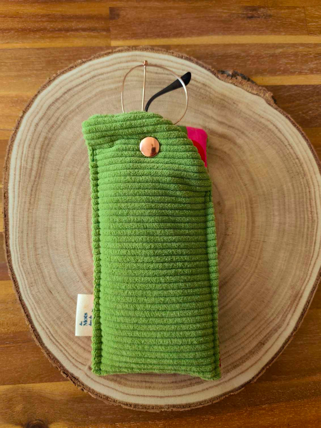 Des Mots dans du velours Pochette et protege livre artisanat France velours oekotex etui lunettes vert cerise