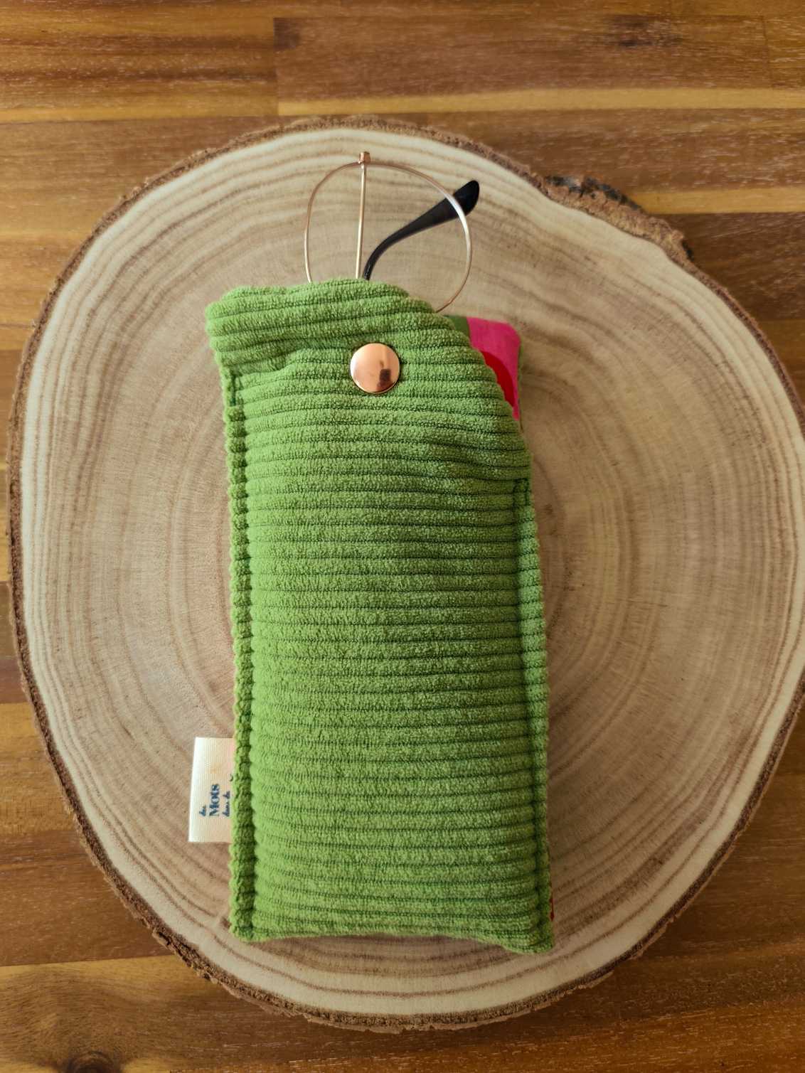 Des Mots dans du velours Pochette et protege livre artisanat France velours oekotex etui lunettes vert cerise