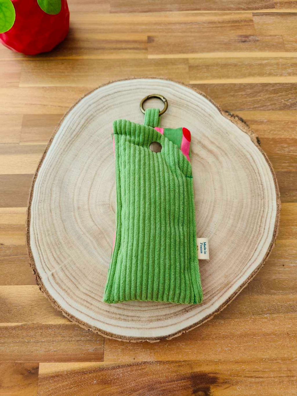 Des Mots dans du velours Pochette et protege livre artisanat France velours oekotex etui lunettes vert cerise