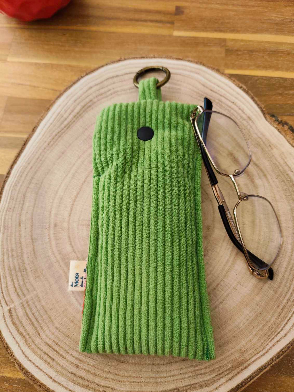 Pochette Livre Mots dans du Velours, protege livre bouton pressions  artisanat francais marque page etui a lunette vert cerise
