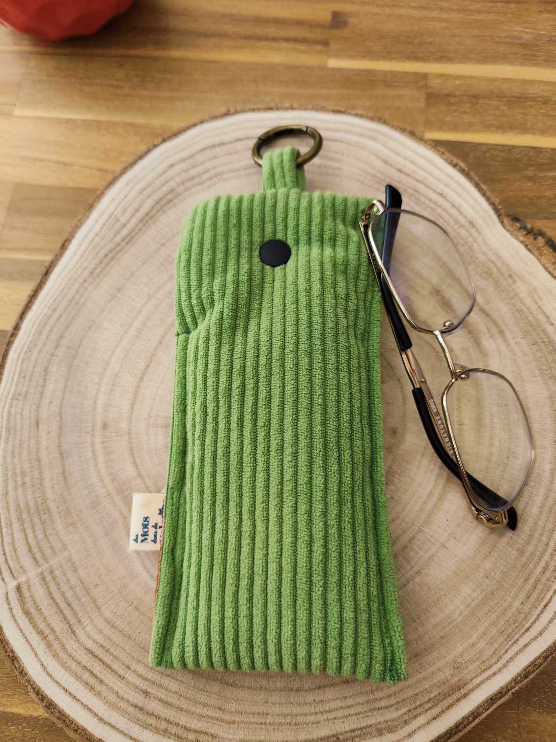 Pochette Livre Mots dans du Velours, protege livre bouton pressions  artisanat francais marque page etui a lunette vert cerise