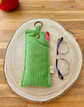 Pochette Livre Mots dans du Velours, protege livre bouton pressions  artisanat francais marque page etui a lunette vert cerise