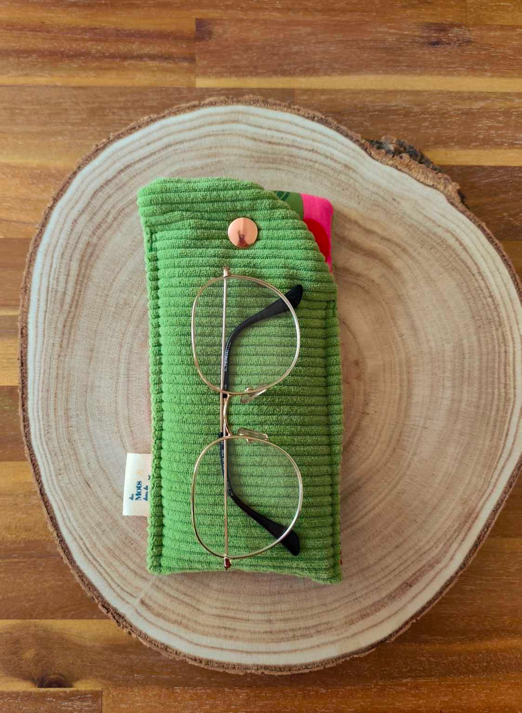 Des Mots dans du velours Pochette et protege livre artisanat France velours oekotex etui lunettes vert cerise