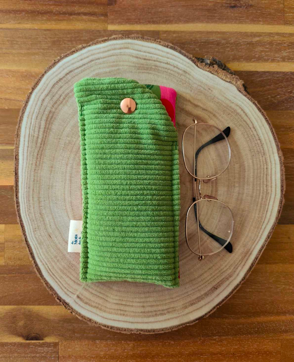 Des Mots dans du velours Pochette et protege livre artisanat France velours oekotex etui lunettes vert cerise