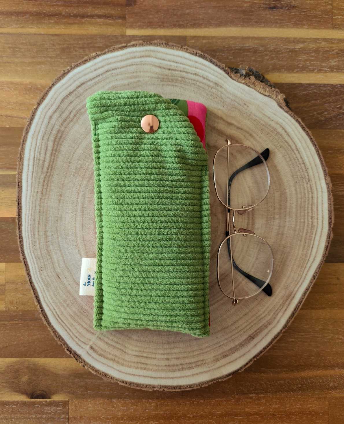 Des Mots dans du velours Pochette et protege livre artisanat France velours oekotex etui lunettes vert cerise