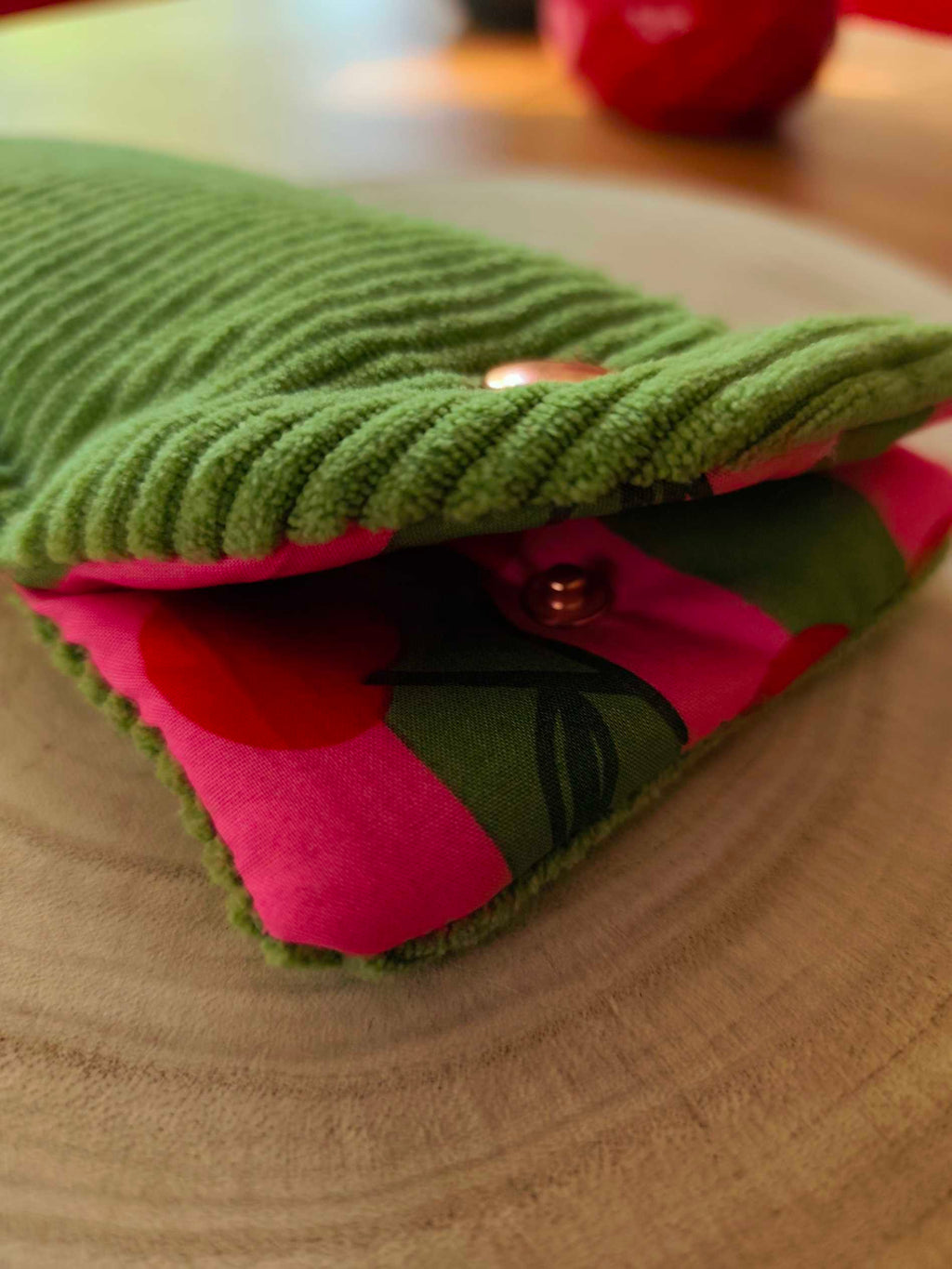 Des Mots dans du velours Pochette et protege livre artisanat France velours oekotex etui lunettes vert cerise