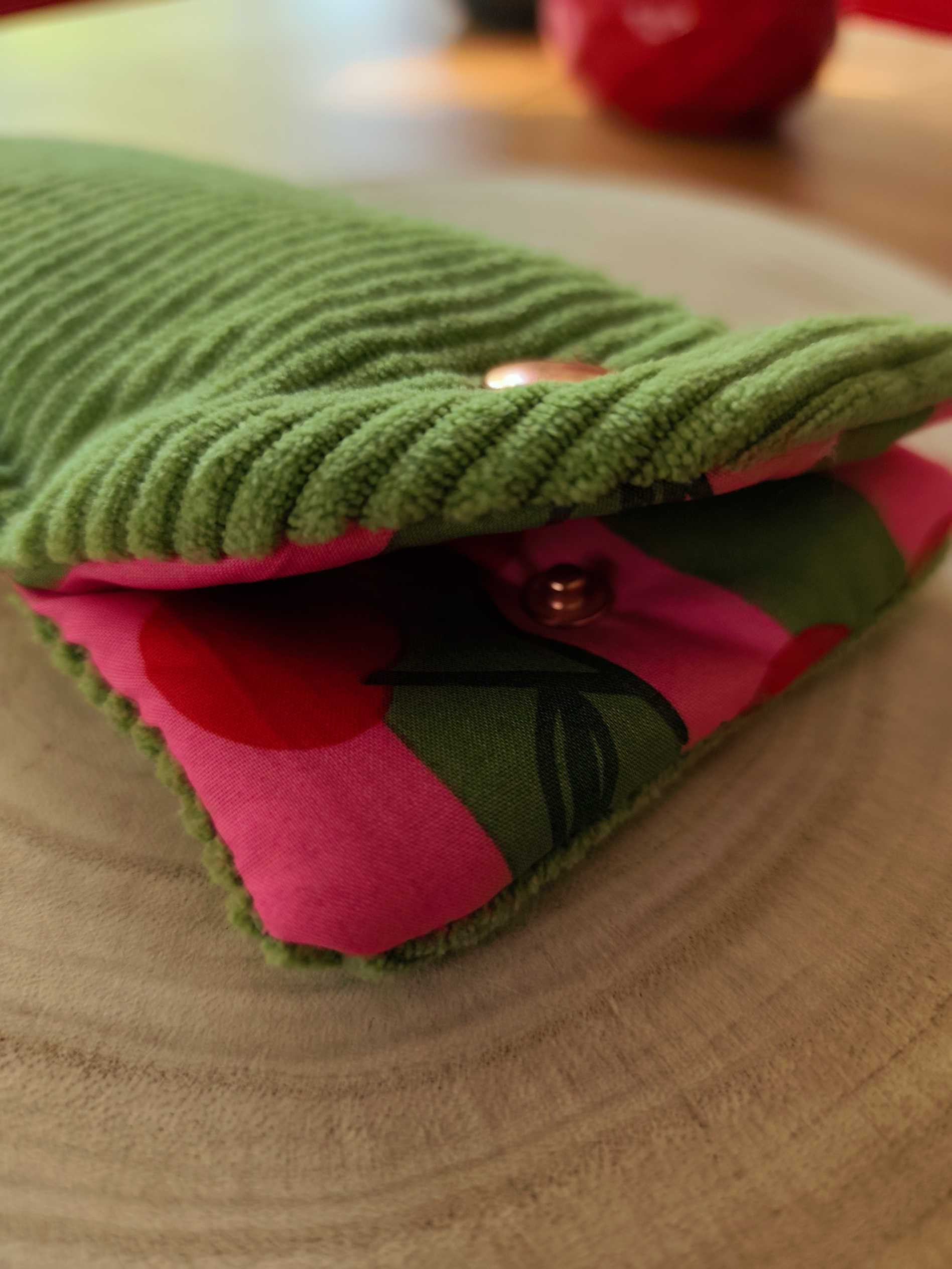 Des Mots dans du velours Pochette et protege livre artisanat France velours oekotex etui lunettes vert cerise
