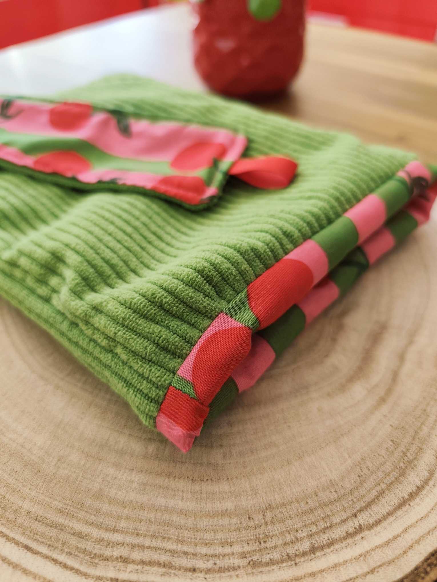 Pochette Livre Mots dans du Velours, protege livre bouton pressions  artisanat francais marque page etui a lunette vert cerise