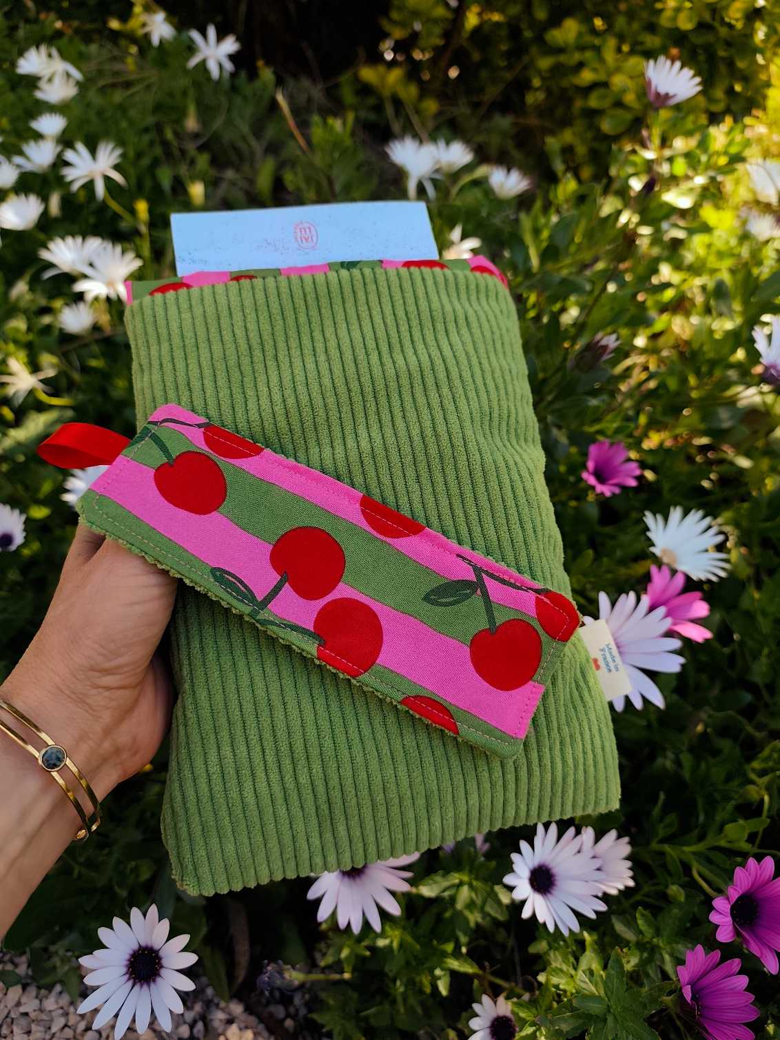 Pochette Livre Mots dans du Velours, protege livre bouton pressions  artisanat francais marque page etui a lunette vert cerise