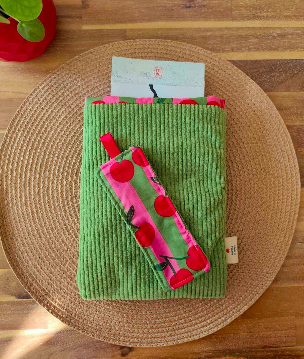 Pochette Livre Mots dans du Velours, protege livre bouton pressions  artisanat francais marque page etui a lunette vert cerise