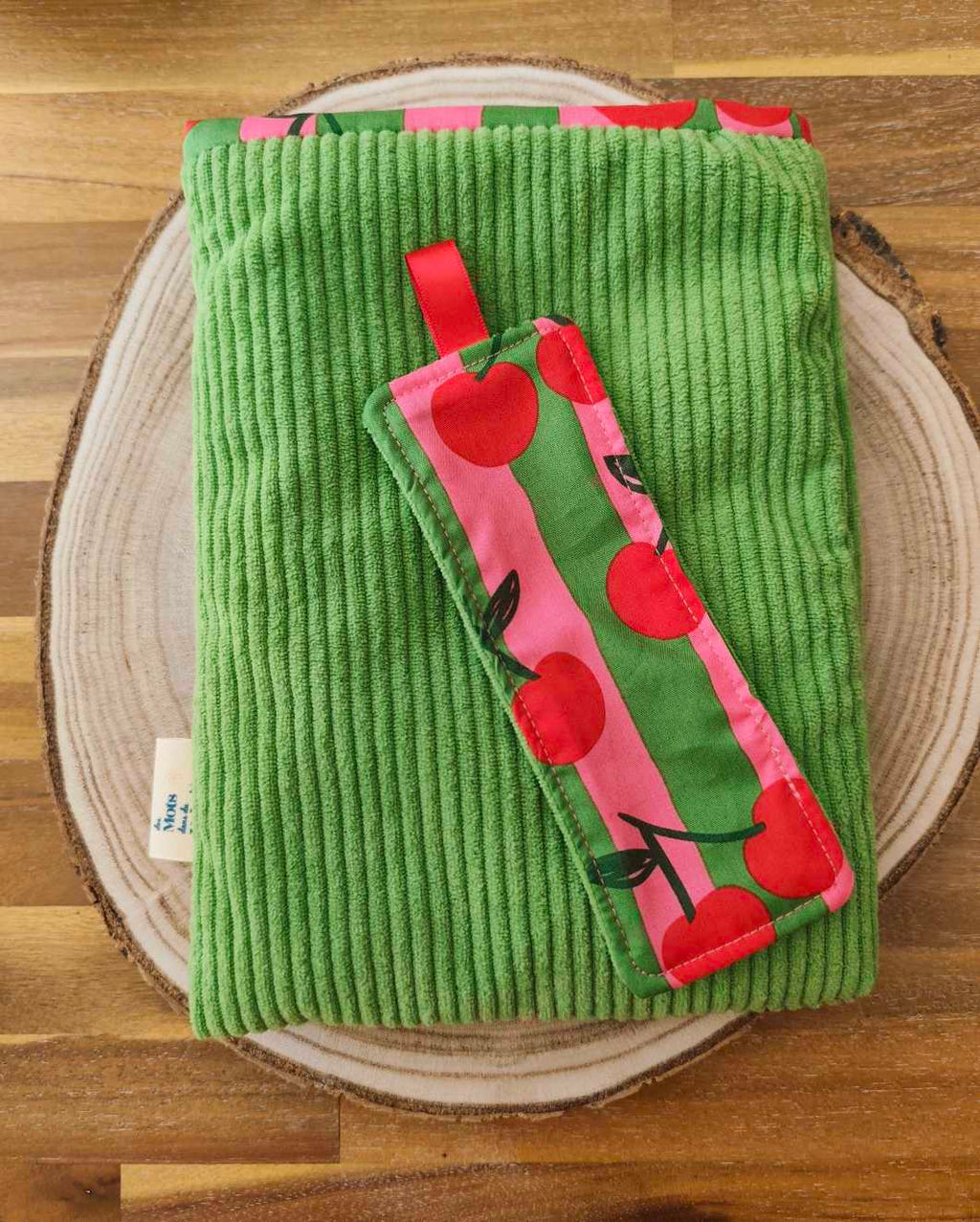 Pochette Livre MOts dans du Velours, protege livre bouton pressions  artisanat francais marque page etui a lunette vert cerise