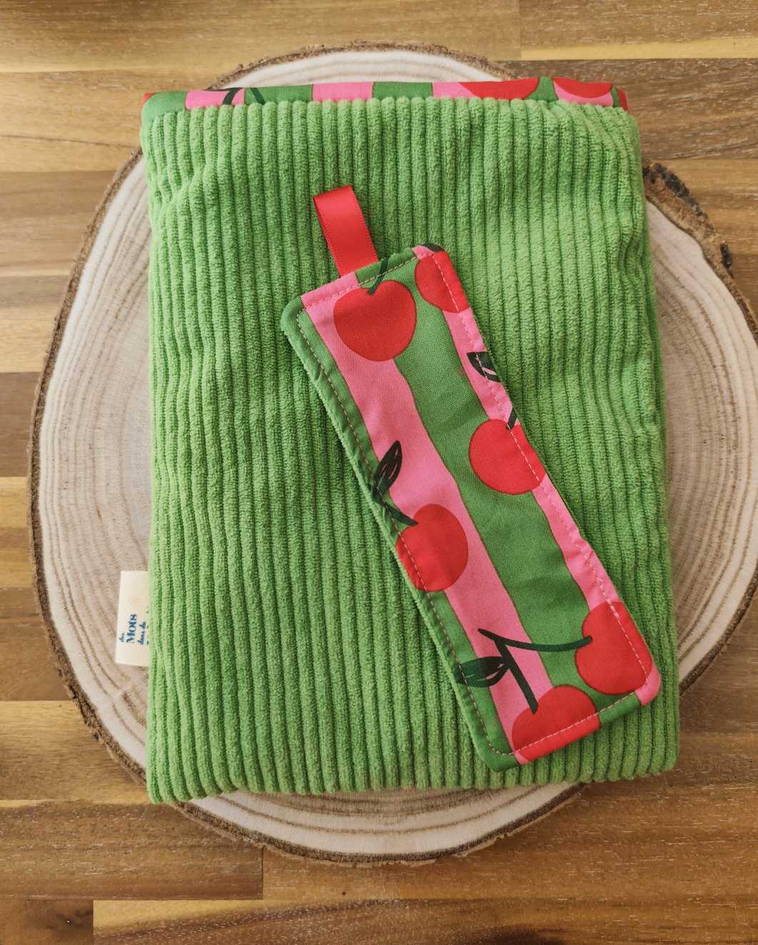 Pochette Livre MOts dans du Velours, protege livre bouton pressions  artisanat francais marque page etui a lunette vert cerise