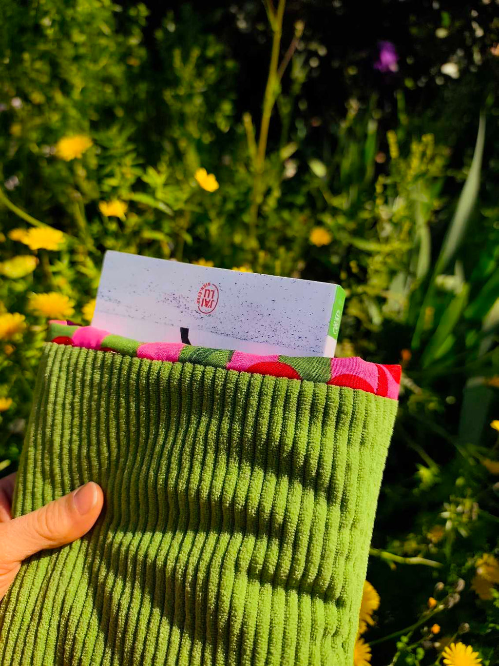 Pochette Livre MOts dans du Velours, protege livre bouton pressions  Vert cerise artisanat francais