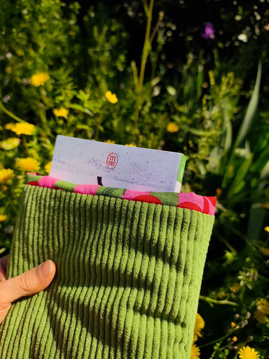 Pochette Livre MOts dans du Velours, protege livre bouton pressions  Vert cerise artisanat francais