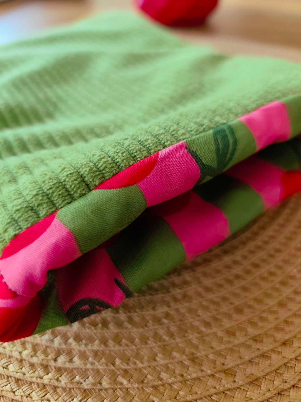 Pochette Livre MOts dans du Velours, protege livre bouton pressions  Vert cerise artisanat francais