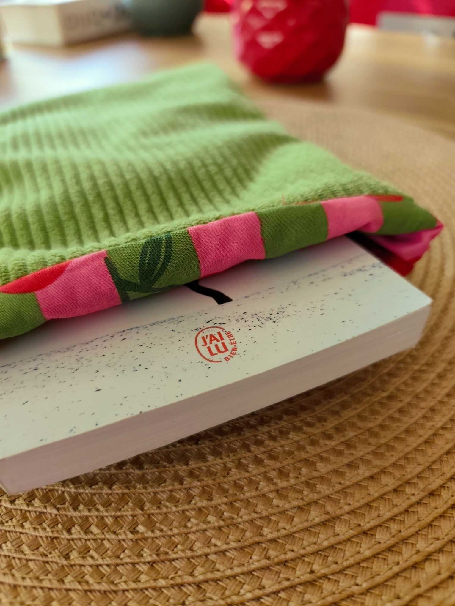Pochette Livre MOts dans du Velours, protege livre bouton pressions  Vert cerise artisanat francais