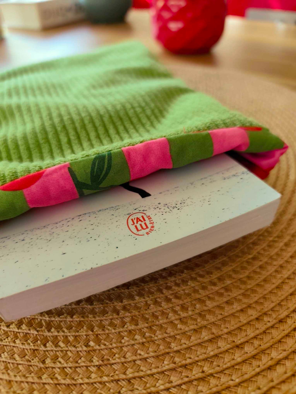 Pochette Livre Mots dans du Velours, protege livre bouton pressions  artisanat francais marque page etui a lunette vert cerise