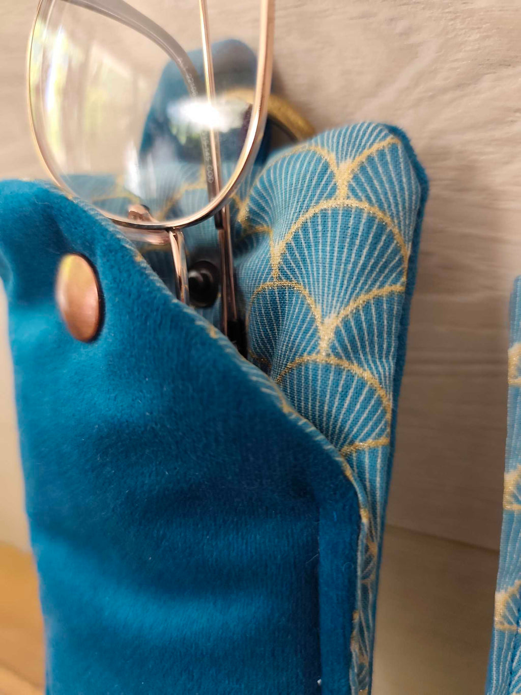 Des mots dans du velours pochettes livre artisanat france velours etui lunette marque pages bleu japon