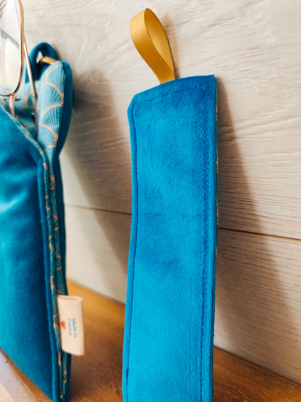 Des mots dans du velours pochettes livre artisanat france velours etui lunette marque pages bleu japon