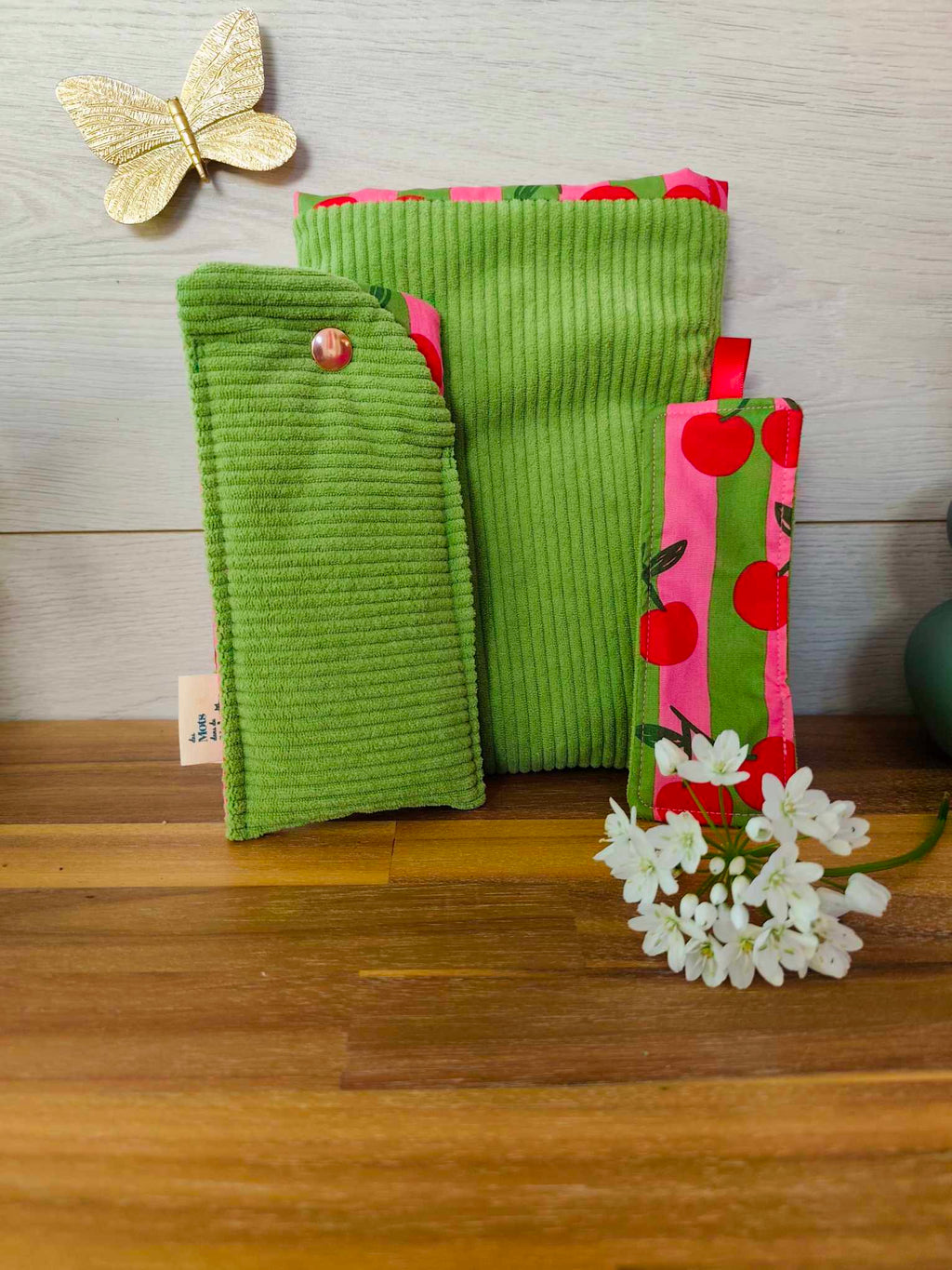 Pochette Livre Mots dans du Velours, protege livre bouton pressions  artisanat francais marque page etui a lunette vert cerise