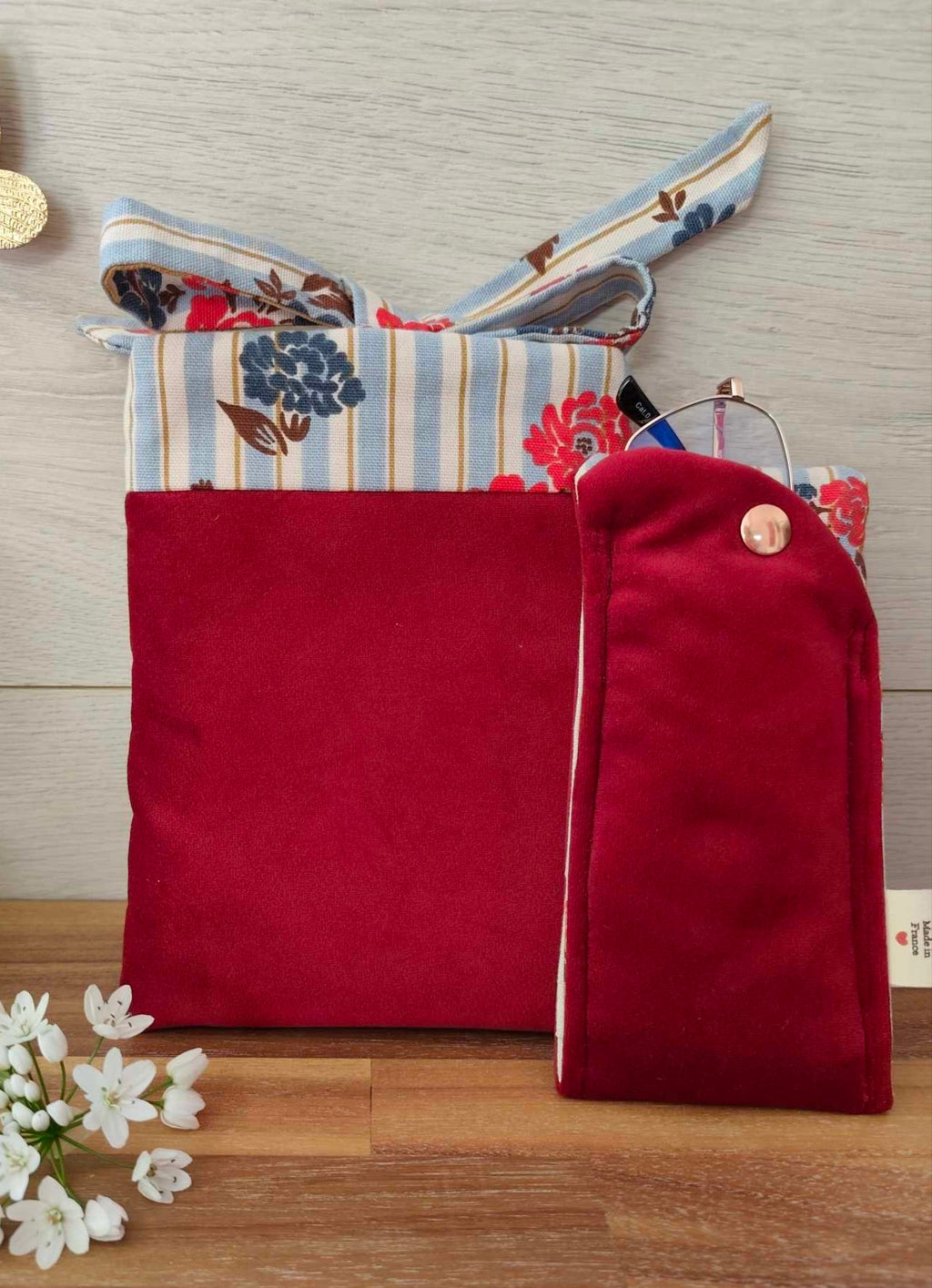 Pochette et protege Livre à Rubans en velours rouge Poppins, Des Mots dans du Velours, fabrication france, artisanat etui a lunette