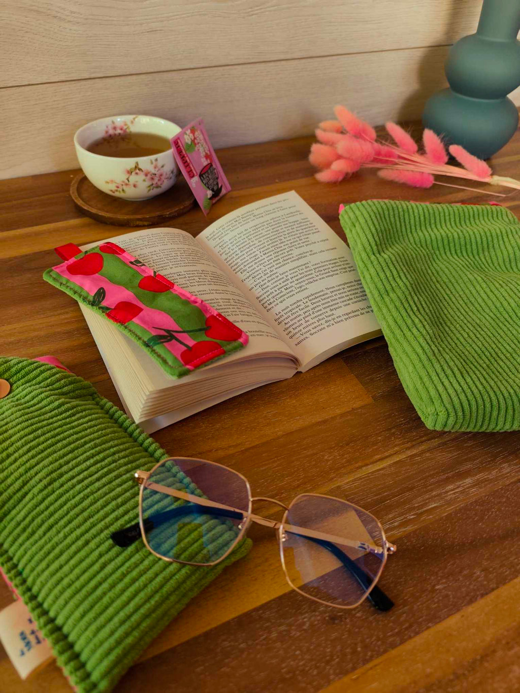 Trio "Pochette + Etui lunettes + marque pages " Collection Vert Cerise