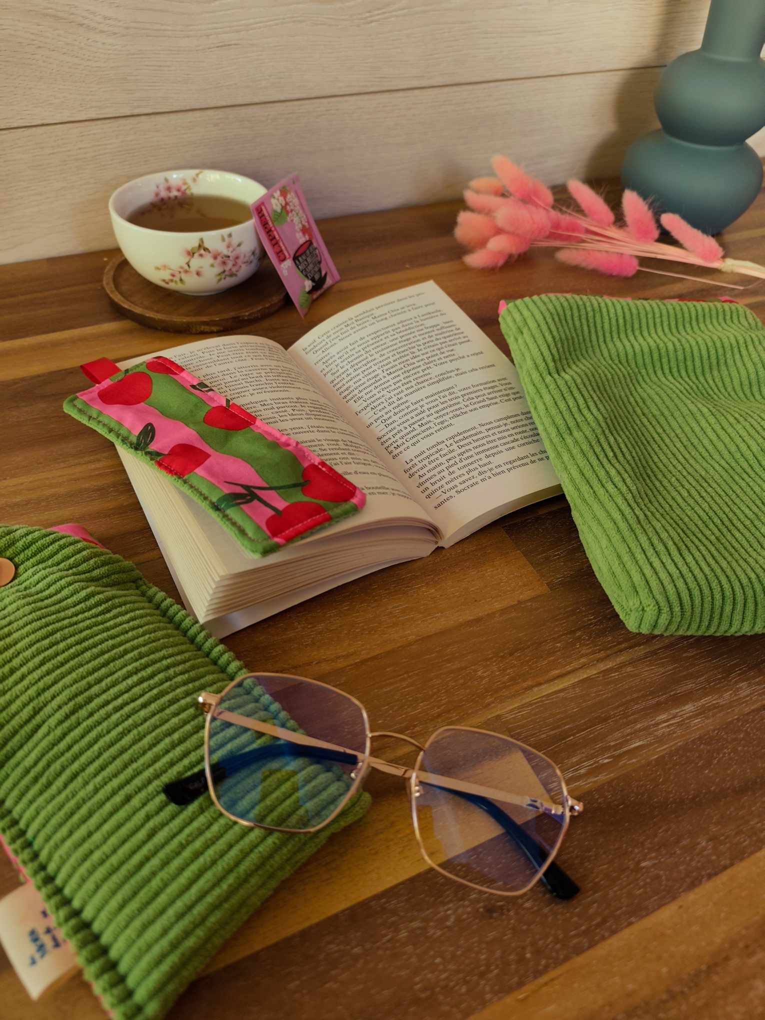 Trio "Pochette + Etui lunettes + marque pages " Collection Vert Cerise