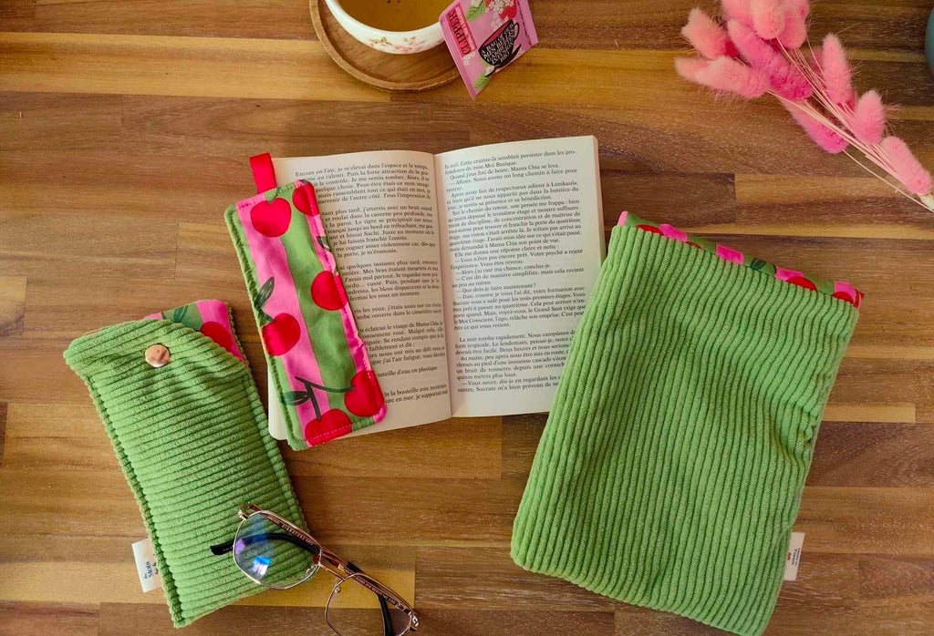 Pochette Livre Mots dans du Velours, protege livre bouton pressions  artisanat francais marque page etui a lunette vert cerise