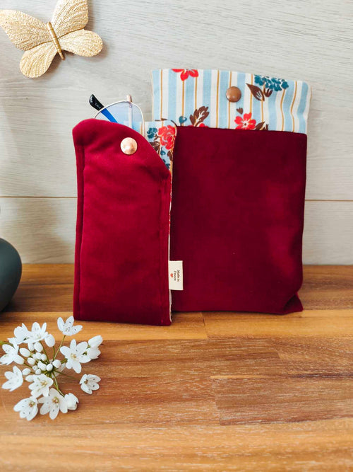 Des Mots dans du velours Pochette et protege livre artisanat France velours oekotex etui lunettes rouge pochette pression