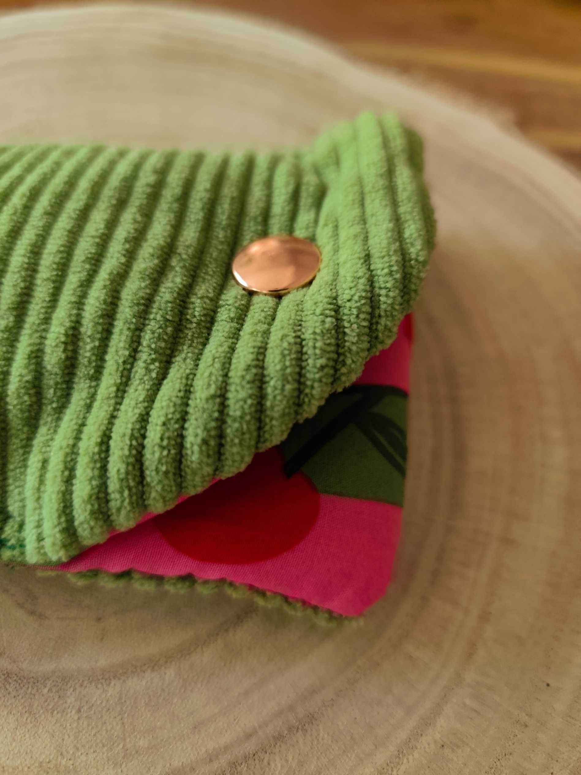 Des Mots dans du velours Pochette et protege livre artisanat France velours oekotex etui lunettes vert cerise