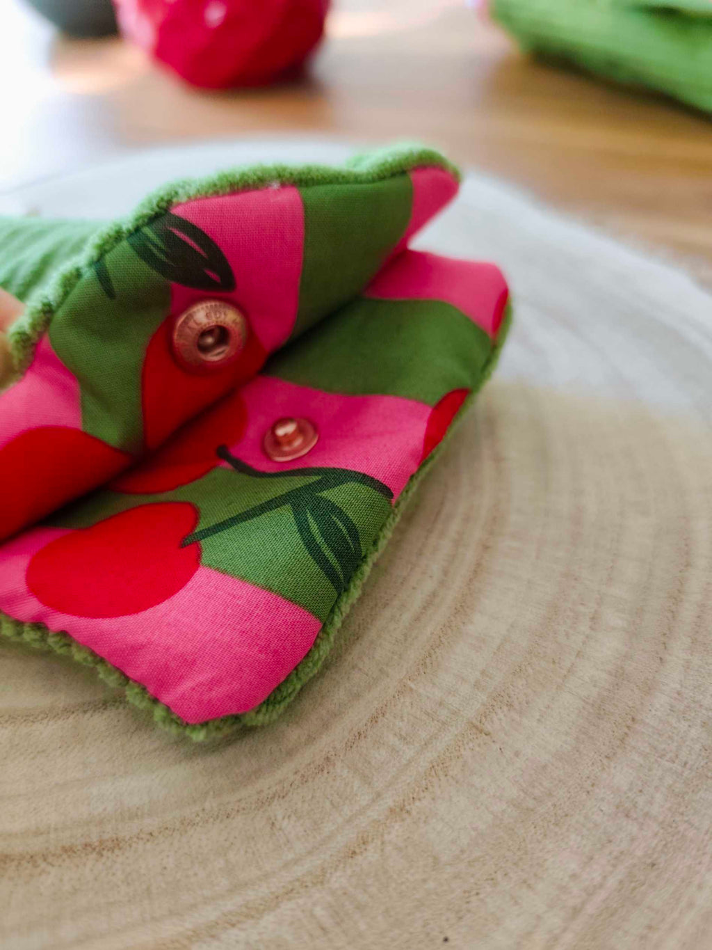 Des Mots dans du velours Pochette et protege livre artisanat France velours oekotex etui lunettes vert cerise