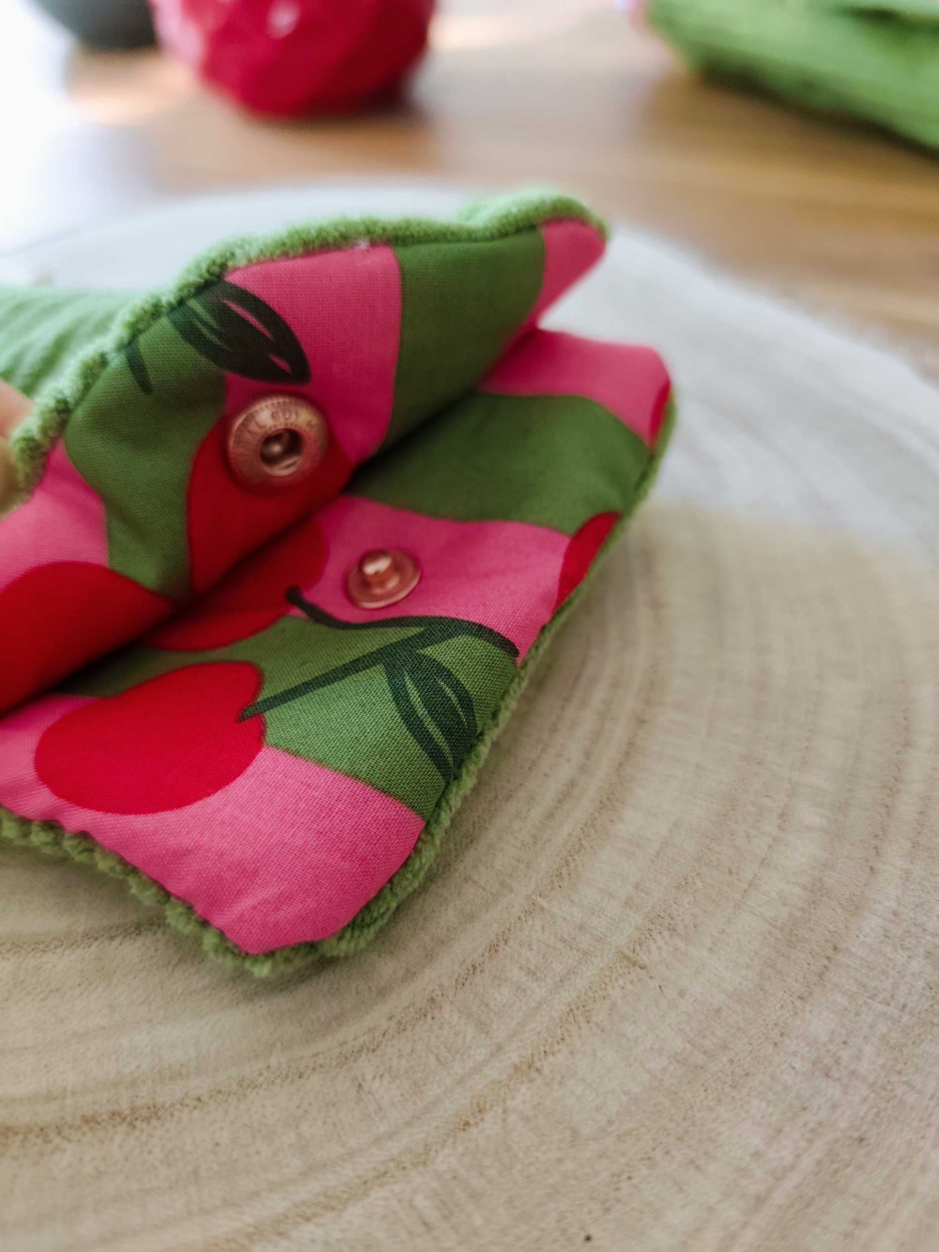 Des Mots dans du velours Pochette et protege livre artisanat France velours oekotex etui lunettes vert cerise