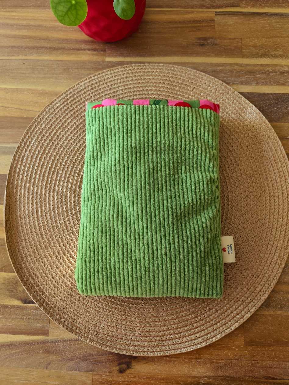 Pochette Livre MOts dans du Velours, protege livre bouton pressions  Vert cerise artisanat francais