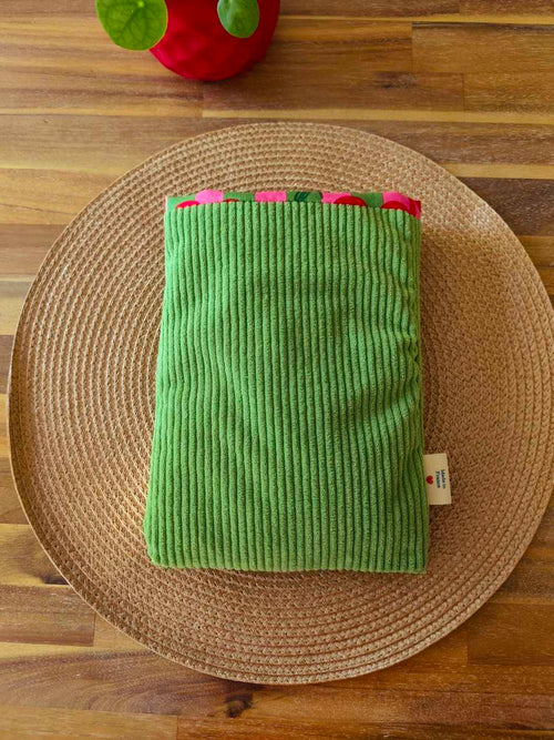 Pochette Livre Mots dans du Velours, protege livre bouton pressions  artisanat francais marque page etui a lunette vert cerise