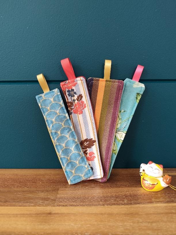 Pochette Livre Mots dans du Velours, marque page Rouge, bleu, vert, rayé artisanat Français