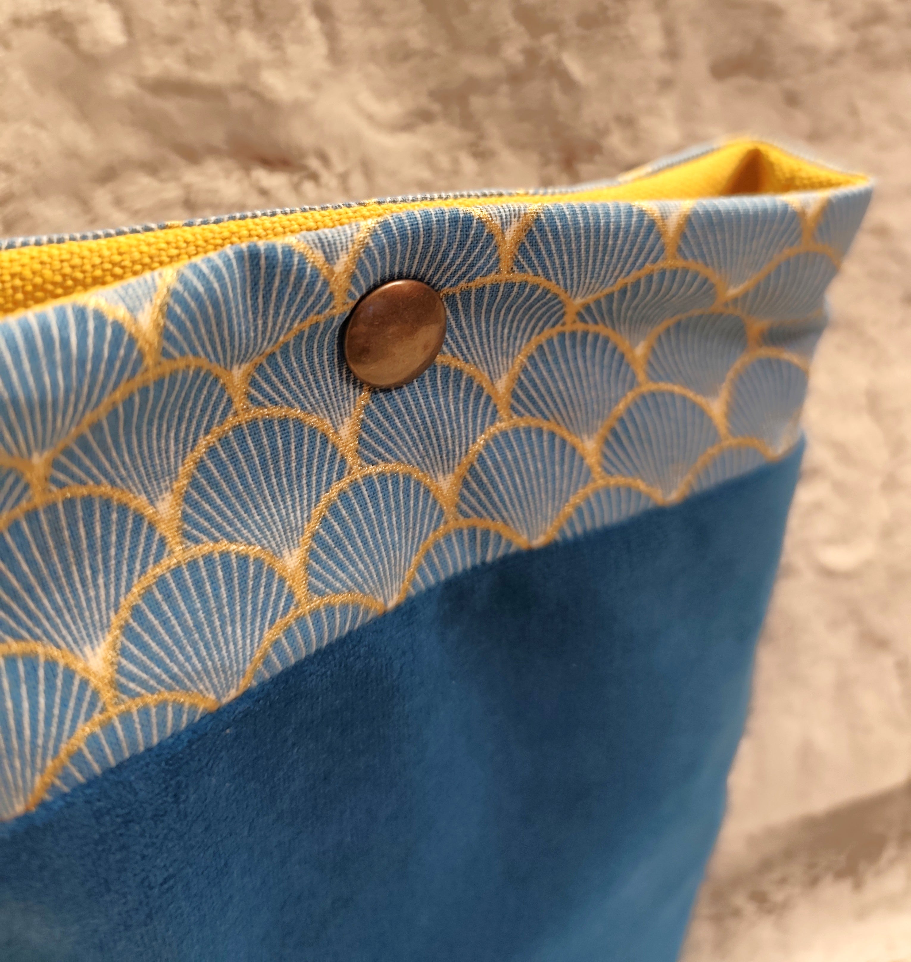 Pochette Livre à bouton pression Mots dans du Velours, protège livre velours chic Bleu Japon