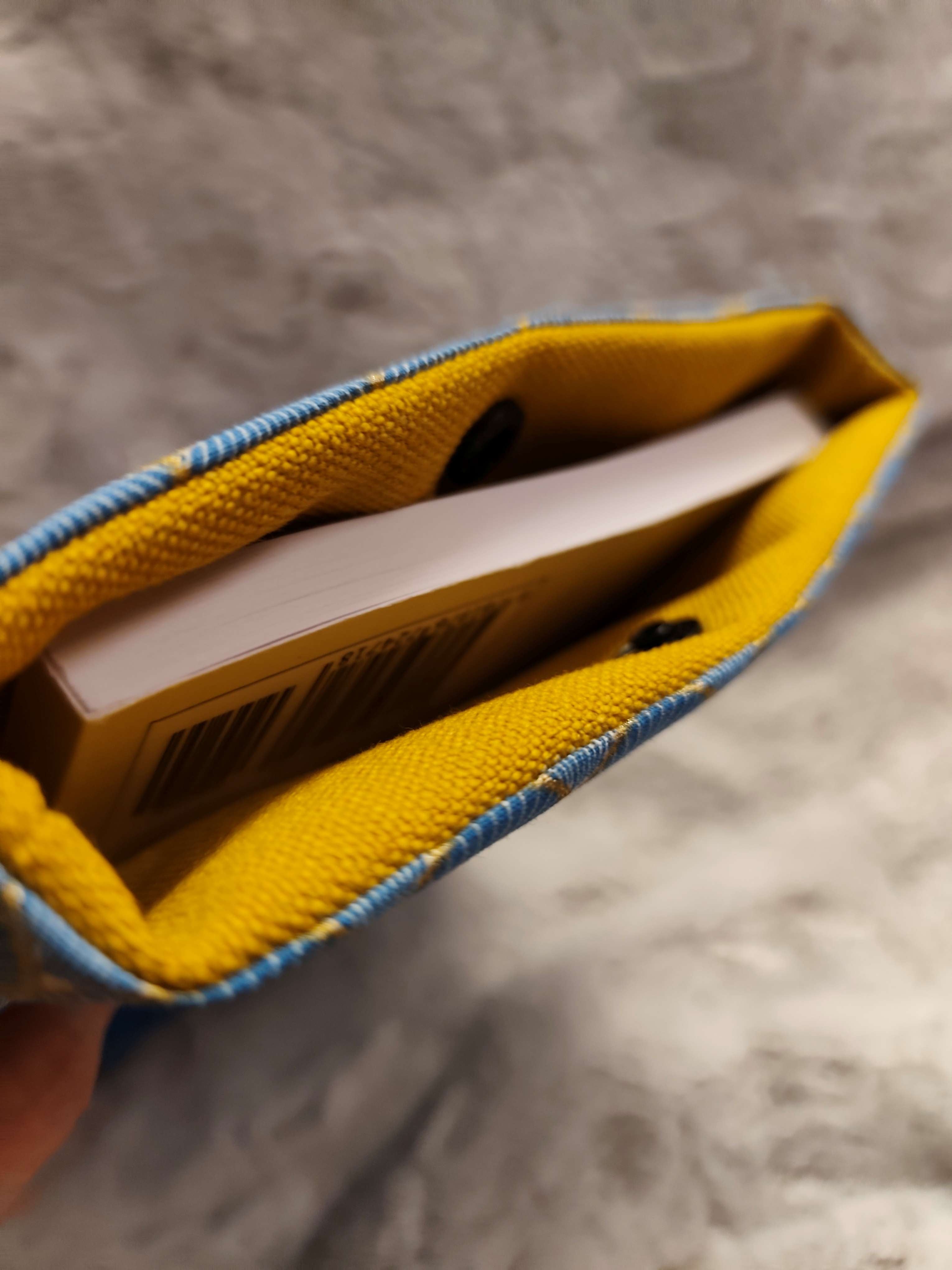 Pochette Livre à bouton pression Mots dans du Velours, protège livre velours chic Bleu Japon