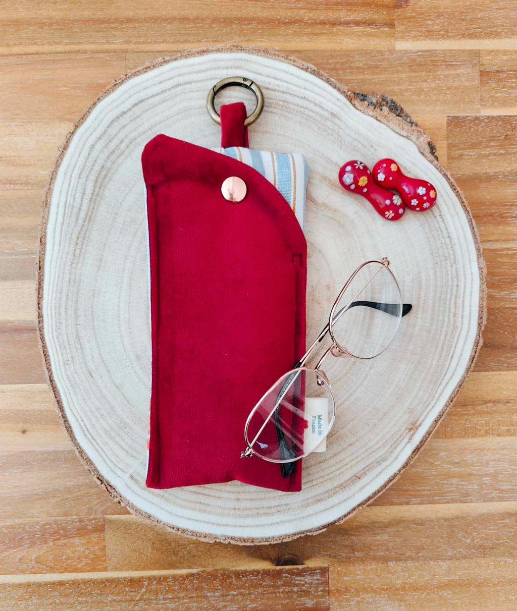 Des Mots dans du velours Pochette et protege livre artisanat France velours oekotex etui lunettes rouge