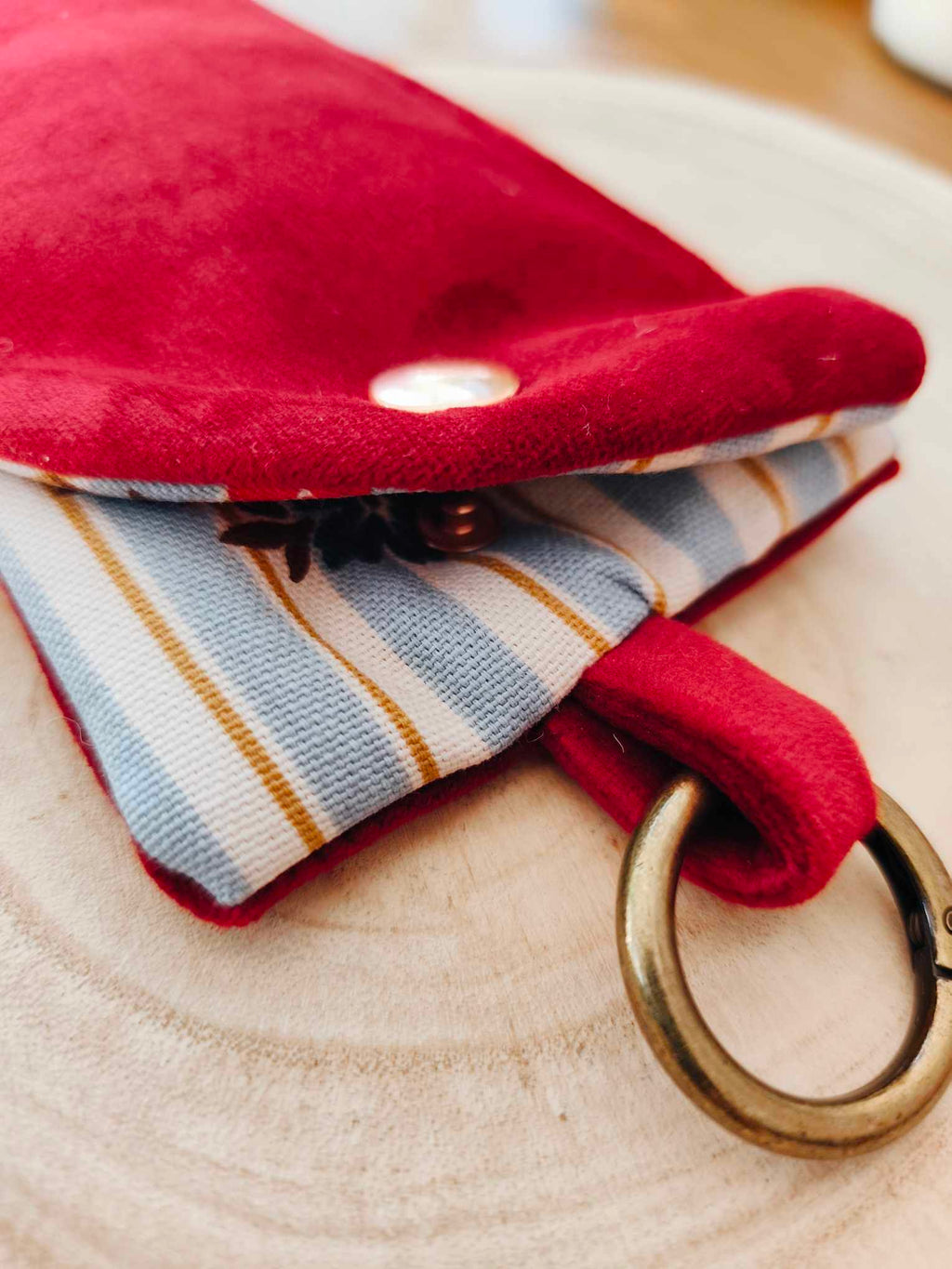 Trio "Pochette à ruban molletonnée + Etui lunettes + marque pages" Collection "Rouge Poppins"