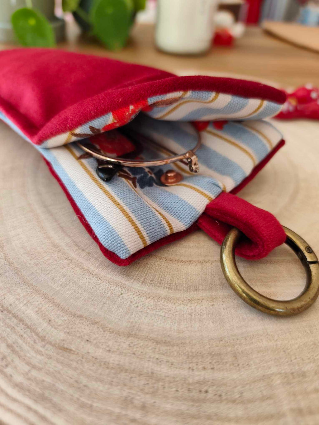 Des Mots dans du velours Pochette et protege livre artisanat France velours oekotex etui lunettes rouge