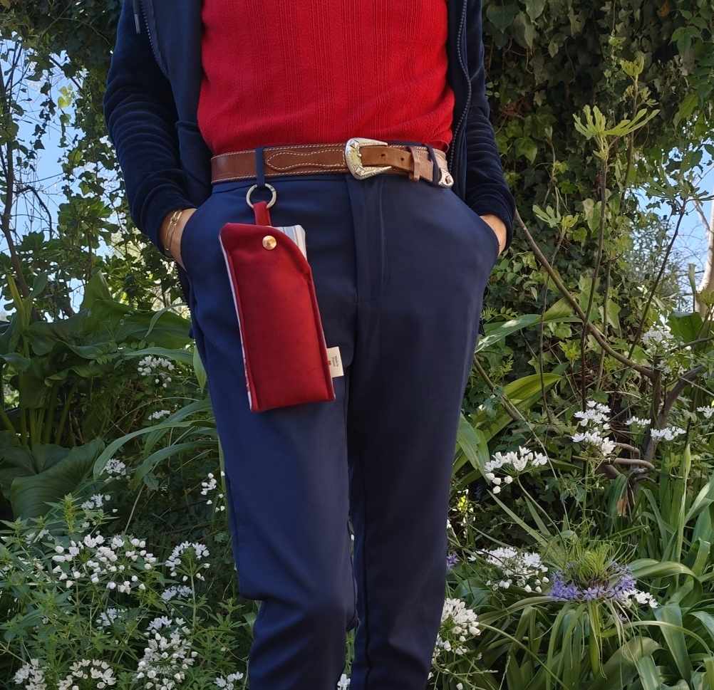 Des Mots dans du velours Pochette et protege livre artisanat France velours oekotex etui lunettes rouge