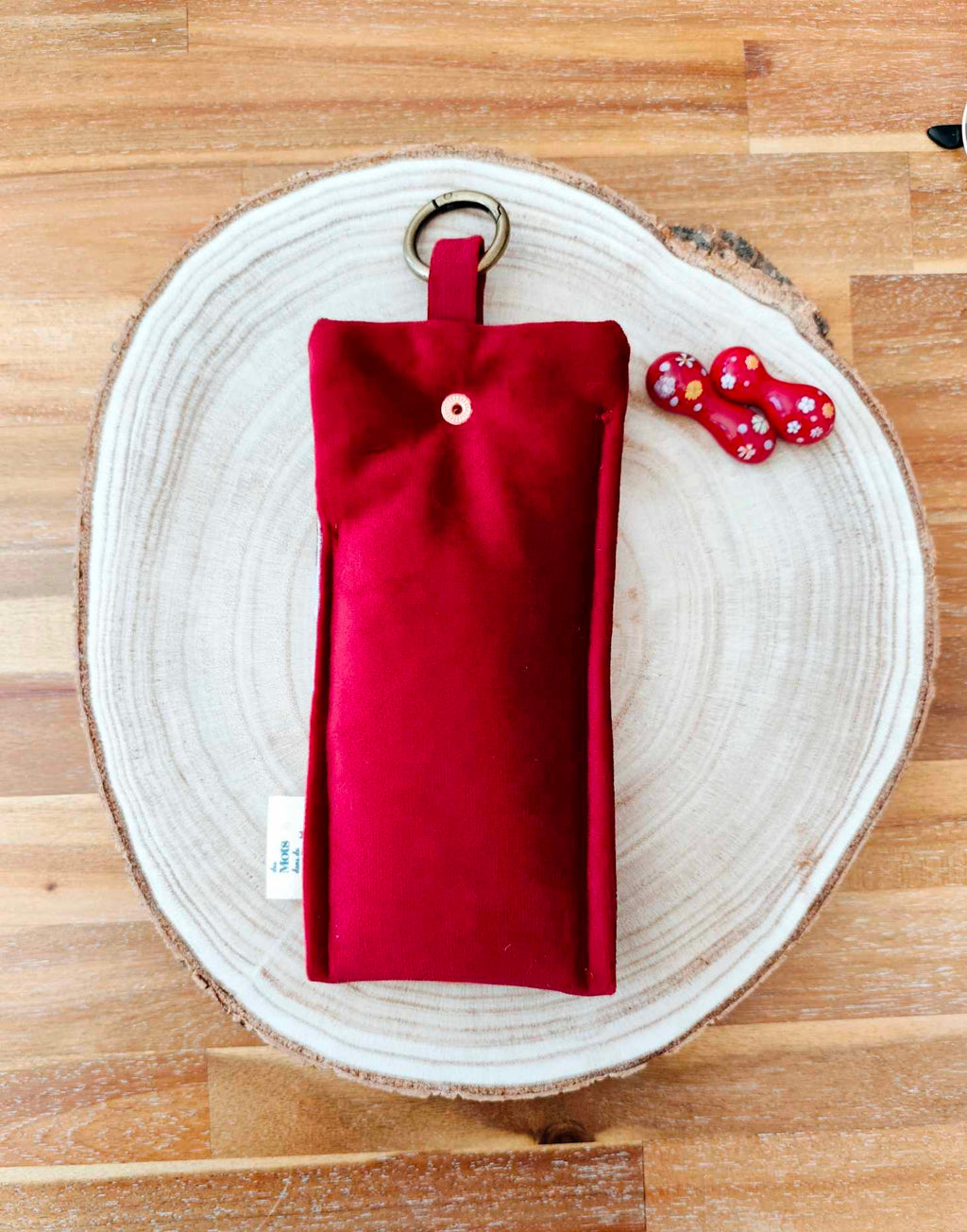 Des Mots dans du velours Pochette et protege livre artisanat France velours oekotex etui lunettes rouge