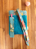 Pochette et protege Livre à Rubans en velours Vert bleu exotique, Des Mots dans du Velours, fabrication france, artisanat, marque page