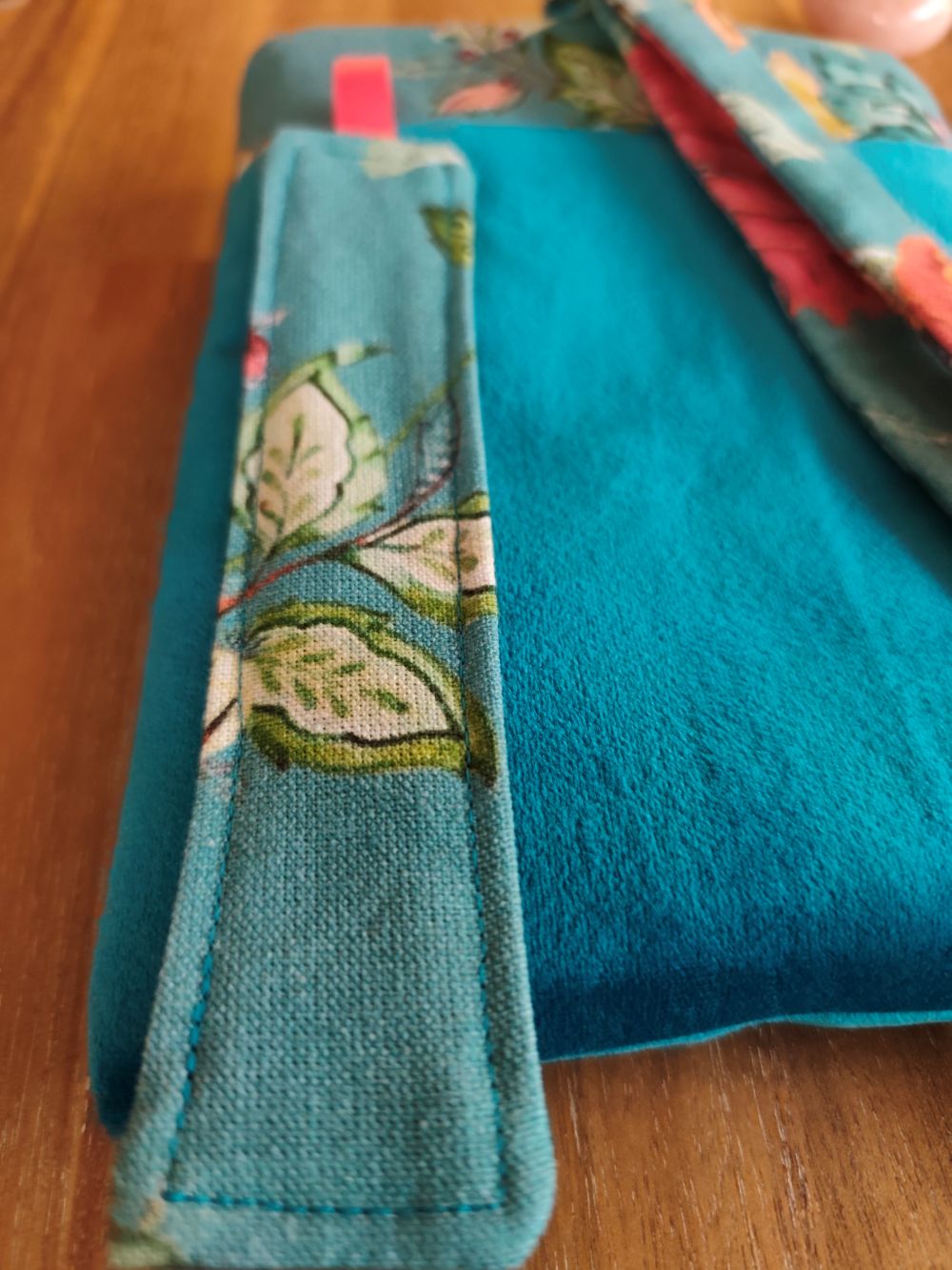 Pochette et protege Livre à Rubans en velours Vert bleu exotique, Des Mots dans du Velours, fabrication france, artisanat, marque page